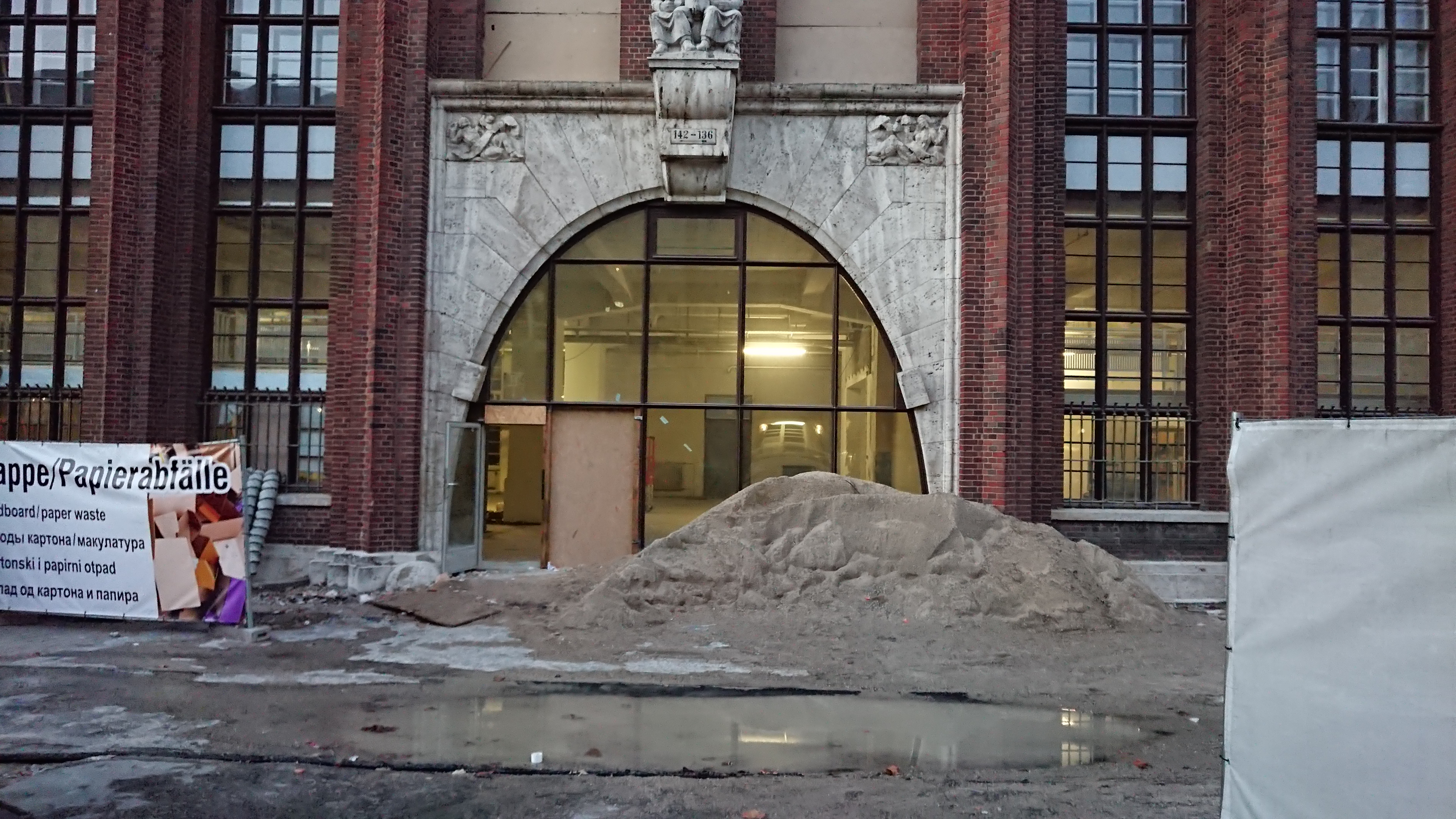 Zustand Fassade vor dem Einbau des Fassadentors